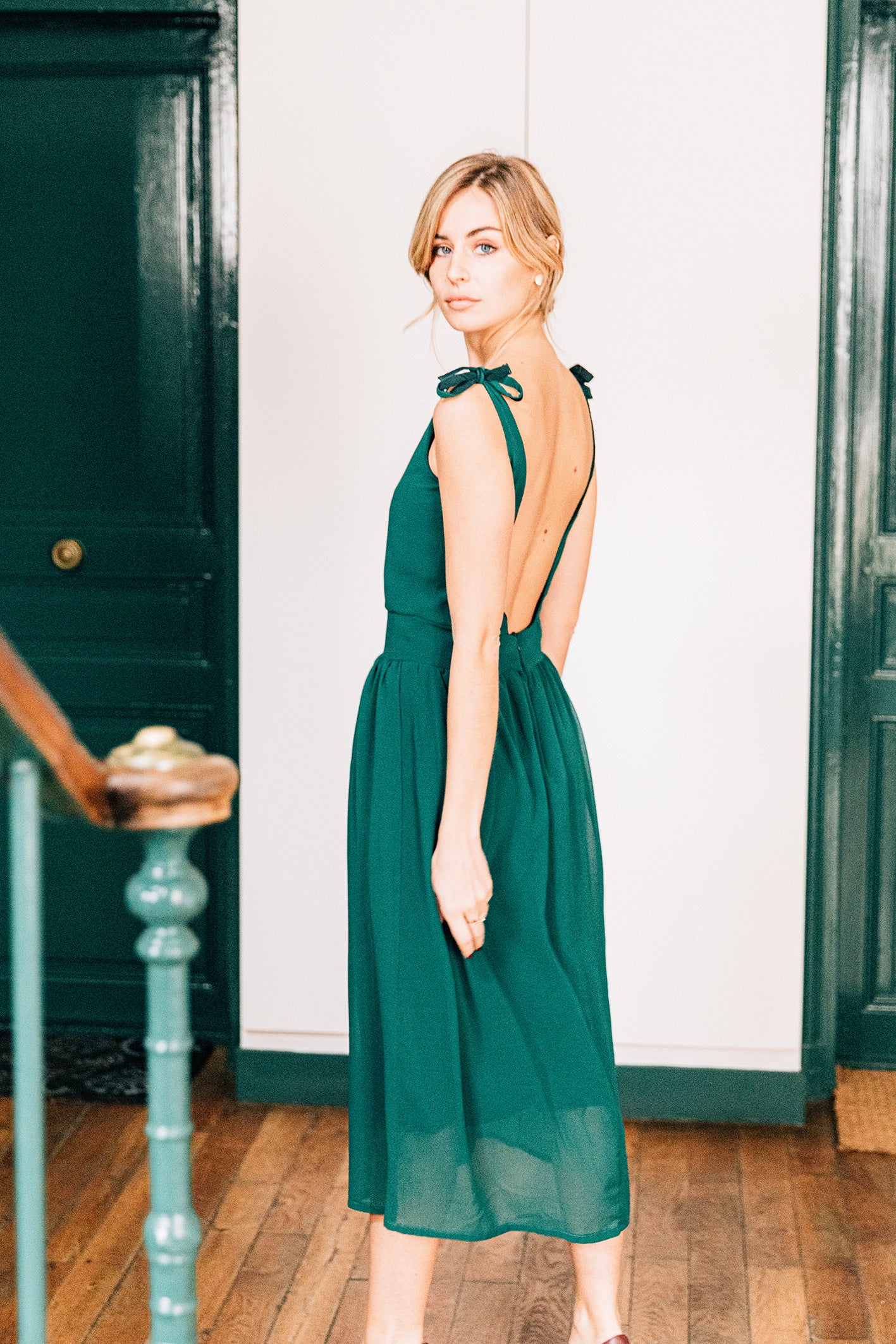 Robe 'Fanny' en mousseline de soie verte, vue complète de dos avec bretelles à nouer et dos nu