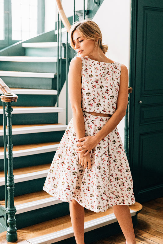 Ensemble 'Julie' avec jupe patineuse à plis et crop-top en coton piqué fleuri, porté par un modèle