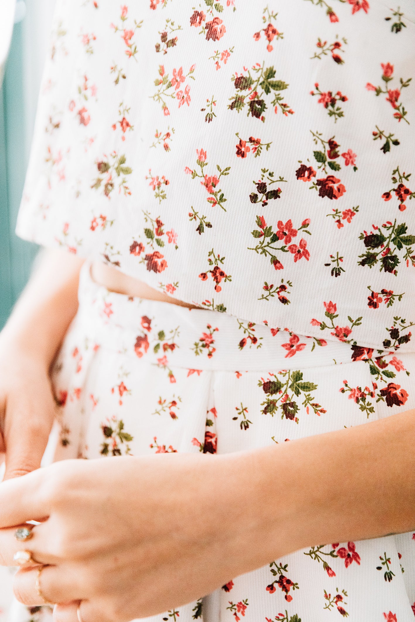 Détails motifs tissus fleuris blanc et rose- mode femme- collection robe d'été