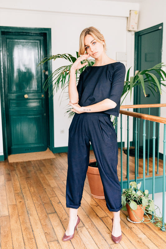 Ensemble 'Apolline' avec pantalon tailleur et top dos nu en coton Super 100, porté par un modèle