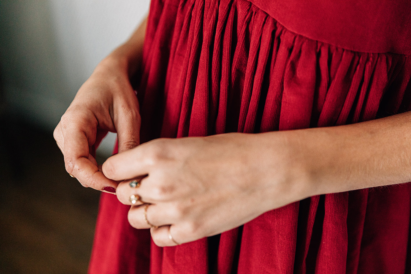 Détails des fronces sur la robe. Velours rouge. Fronces sous poitrine